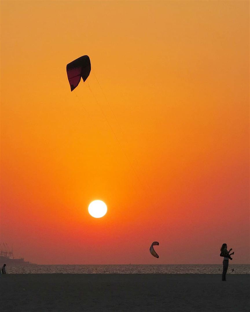 ... flying kites at the Kite Beach 🌅------.Thank you @simamaalouf 😀.... (Kite Beach Dubai)