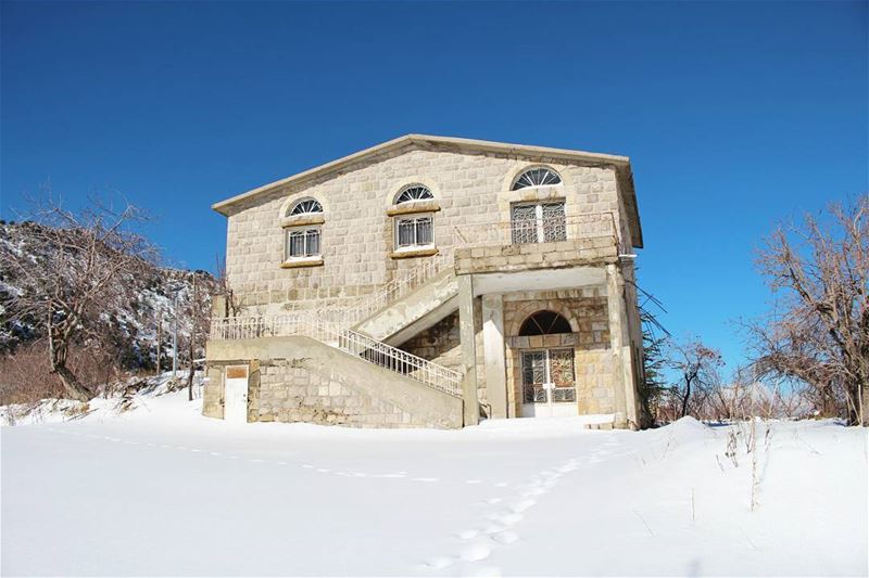 Follow the footsteps! footsteps  snow  winter  nature  house  oldhouse ... (Bâloûaa Balaa)