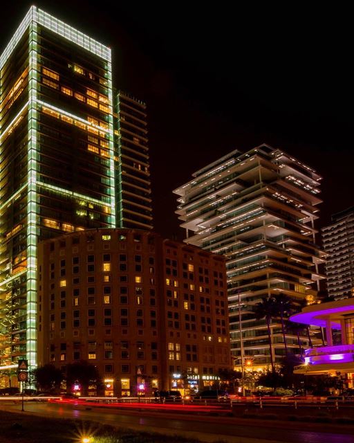 Foto de Beirute à noite, tirada pelo Paul Saad @paulsaadsa A capital... (Beirut, Lebanon)