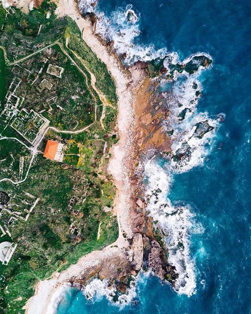 Fotografia aérea das ruínas da primeira cidade planejada do mundo, fundada... (Ruins of Byblos)