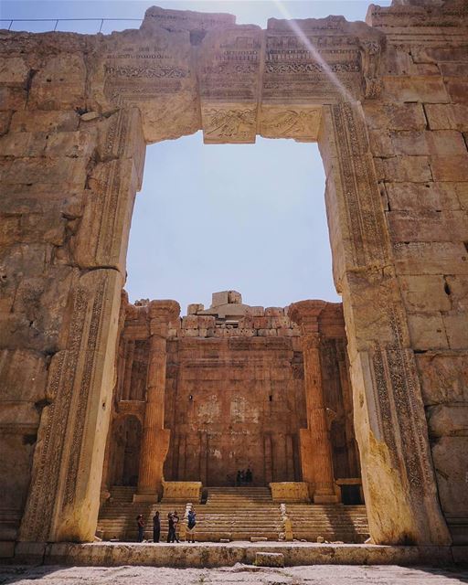 Fotografia espetacular da entrada imponente do templo de Bacchus, Baalbeck, (Temple of Bacchus)