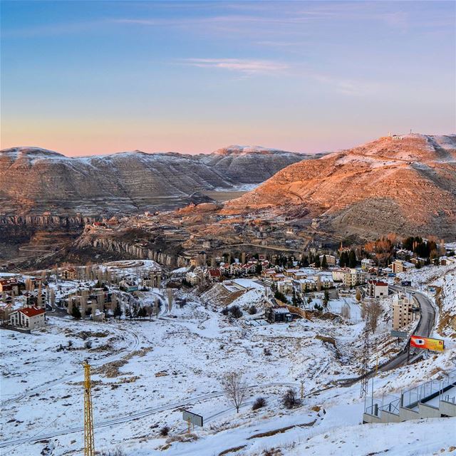 Fresh snow! Beautiful chilly sunset this evening at Faraya Mountains. Road... (Faraya, Mont-Liban, Lebanon)