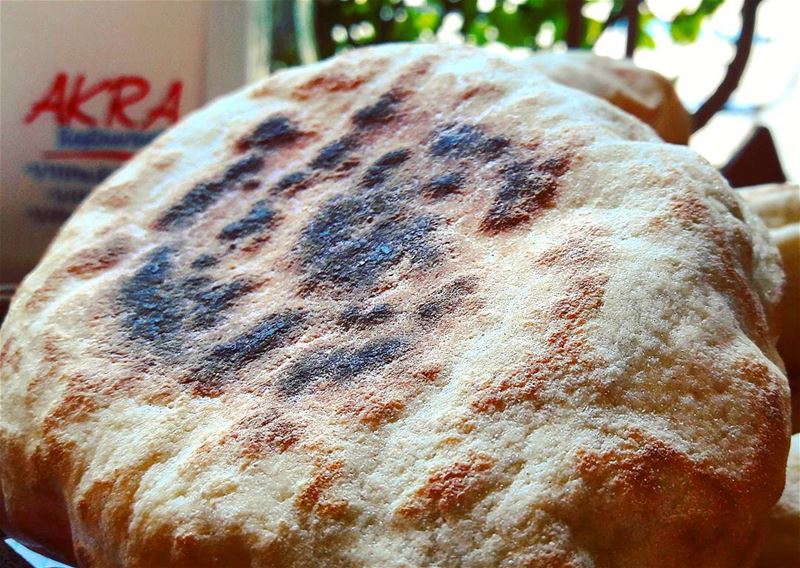 Fresh & warm Tripolitan bread.The smell can melt your heart literally 😍... (Akra)