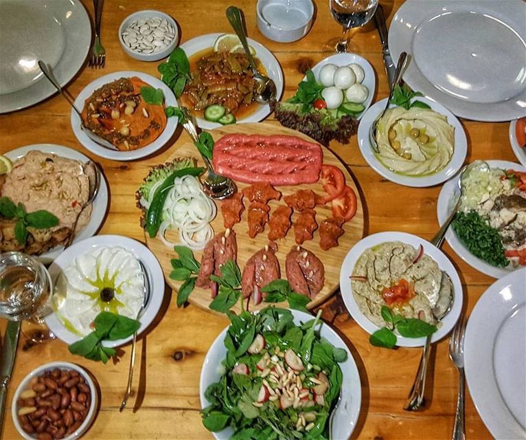 Friday night is here! 🙌 It's time to enjoy a Lebanese authentic mezze...