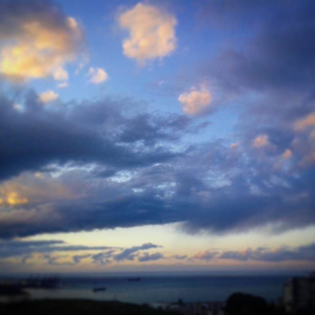 frommybalcony sunset sadsunset wintertime cloudysky sundayafternoon mediterraneansea bluesky coucherdusoleil tristesaison hiver (Beirut, Lebanon)