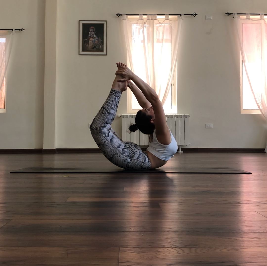 Full bow pose, great alternative to normal bow to deepen the stretch... (Sarvam Yoga)