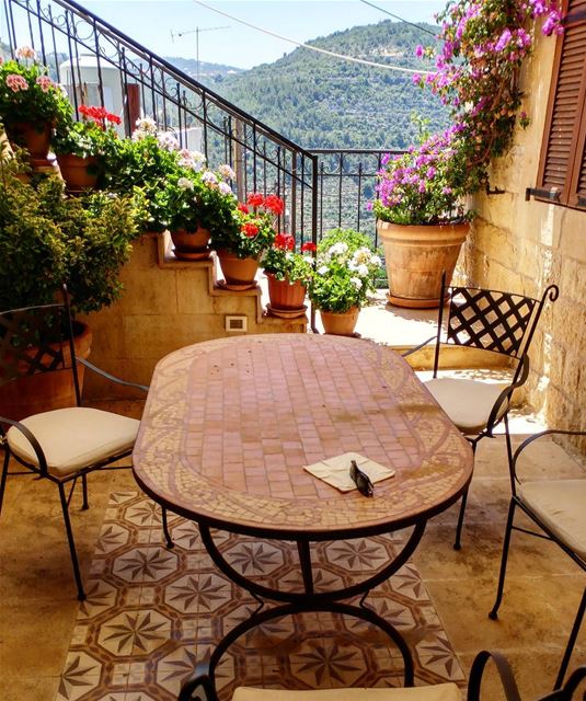 Getting ready for tea and munchies alfresco at the home of a fellow... (Dayr Al Qamar, Mont-Liban, Lebanon)