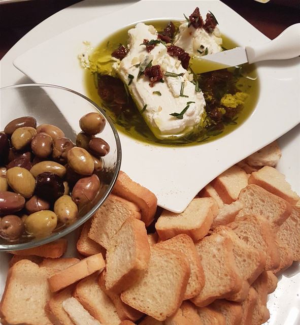 Goat cheese🔸Garlic🔸Sundried Tomatoes🔸Fresh Rosemary🔸Olive Oil..... (Laval, Quebec)