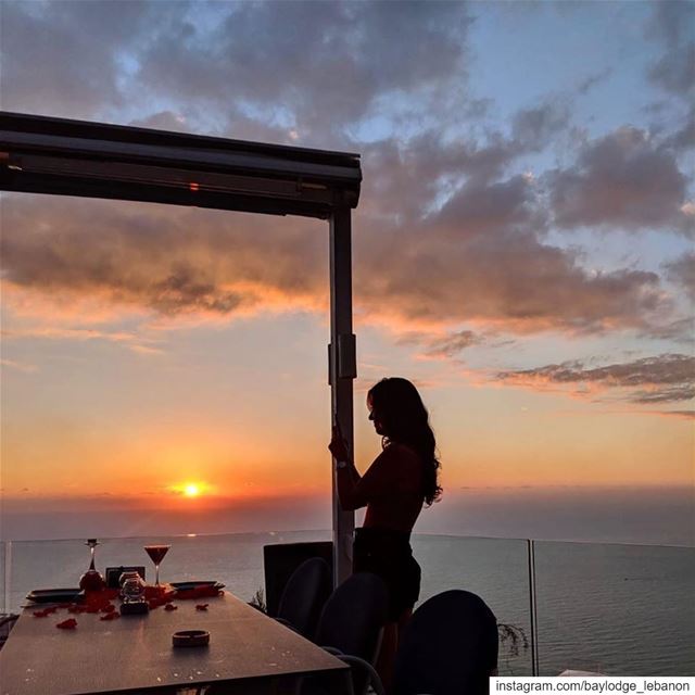 🌅  GoldenHour  AtTheTop  Repost @sacha_eh・・・Where the sea meets the sky... (The Terrace - Restaurant & Bar Lounge)