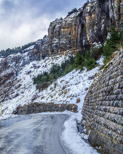 .Good evening dear friends. The snowy road Down to Hammana and amazing... (Dahr El Baydar)