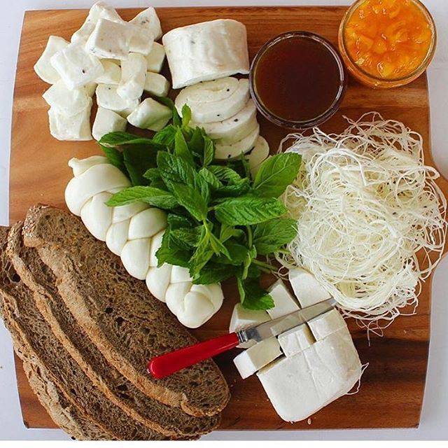 Good Morning ! A pure lebanese cheese plate 😍