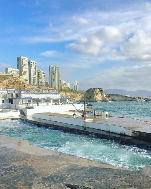 Good Morning Beirut 💙By @buddcorp  Rawché  Rawshe  Raouche  Beirut ... (Raouché)
