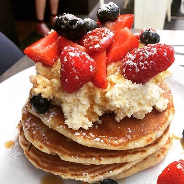 Good morning foodies ❤️🍴 A yummy stack of pancakes for breakfast? ☀️☀️☀️ Stay tuned for a GIVEAWAY in a few hours 😍😍😍🎈🎈🎈 photo taken by @rajab.foodie