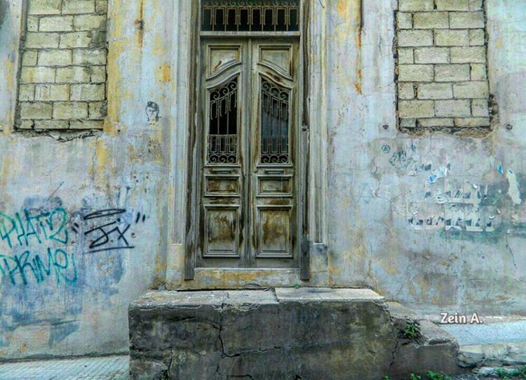  good  morning  oldplace  steps  door  closed  windows  writings  wall ... (Beirut - Ashrafieh)