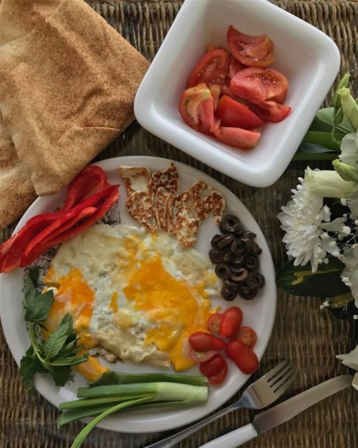 Good morning peeps 🌞 home made breakfast 🍳 🧀 🍅 have a wonderful Sunday... (Lebanon)