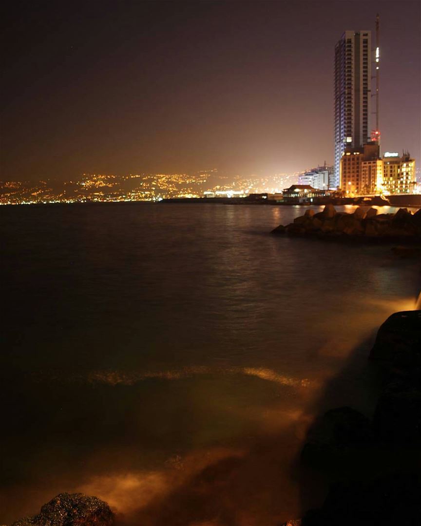 Good Night Beirut 🌙By @anthonyassaad_  CornicheBeirut  AinElMrayseh ... (Ain El Mreisse, Beyrouth, Lebanon)