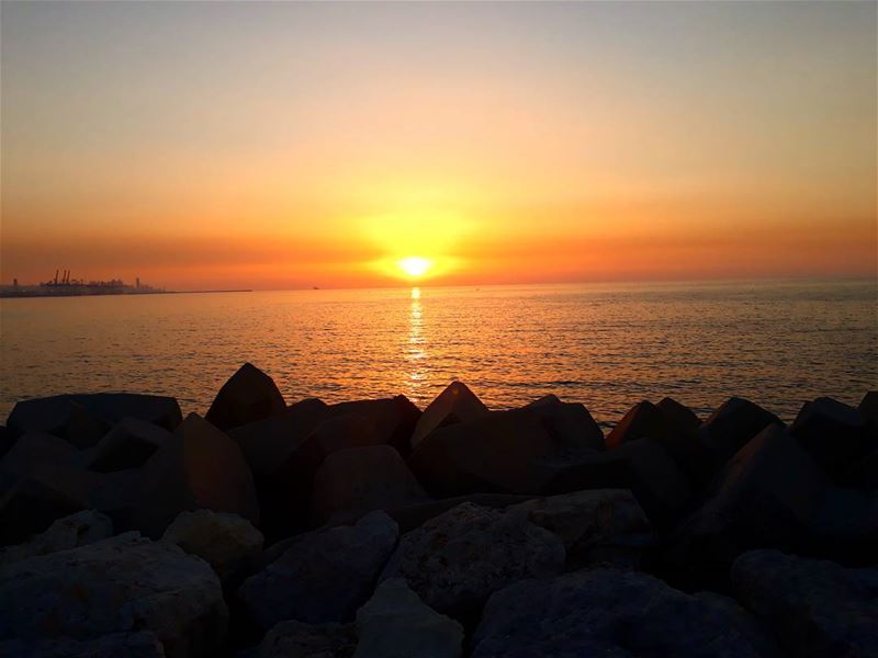  goodeveningworld dbaye  marina  sunset  horizon  skyporn  goldenhour ... (Marina Dbaye)