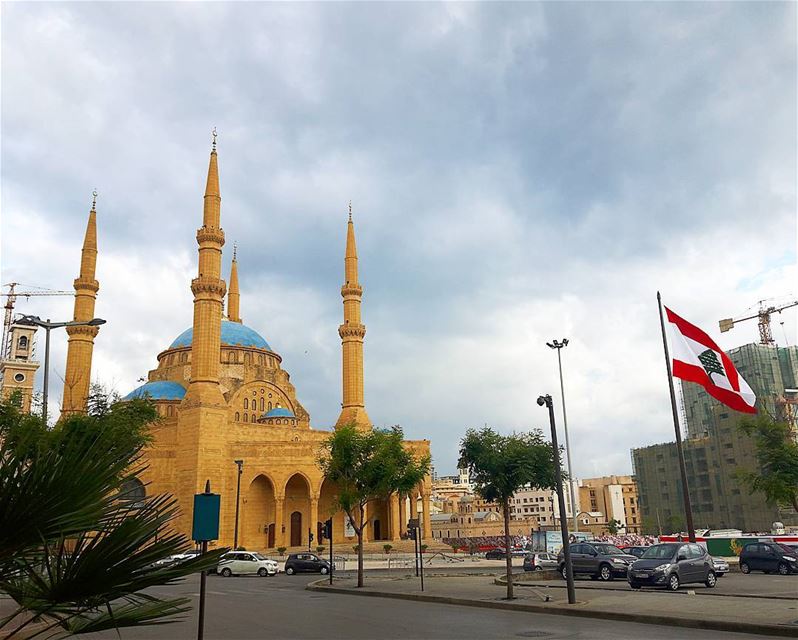 Goodmorning beirut😉 morningpost  morningwalk  lebaneseflag  mosque ...