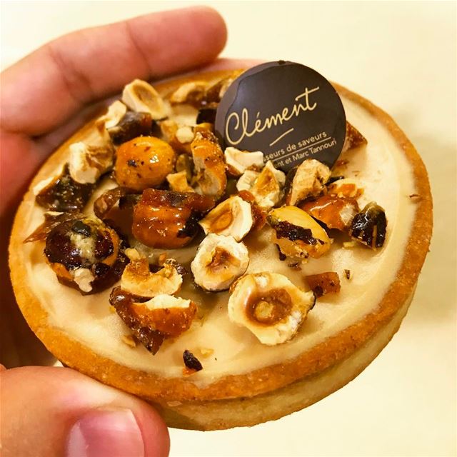 Gourmandise du soir ! 😋 Tartelette dulce de leche aux éclats de noisettes...