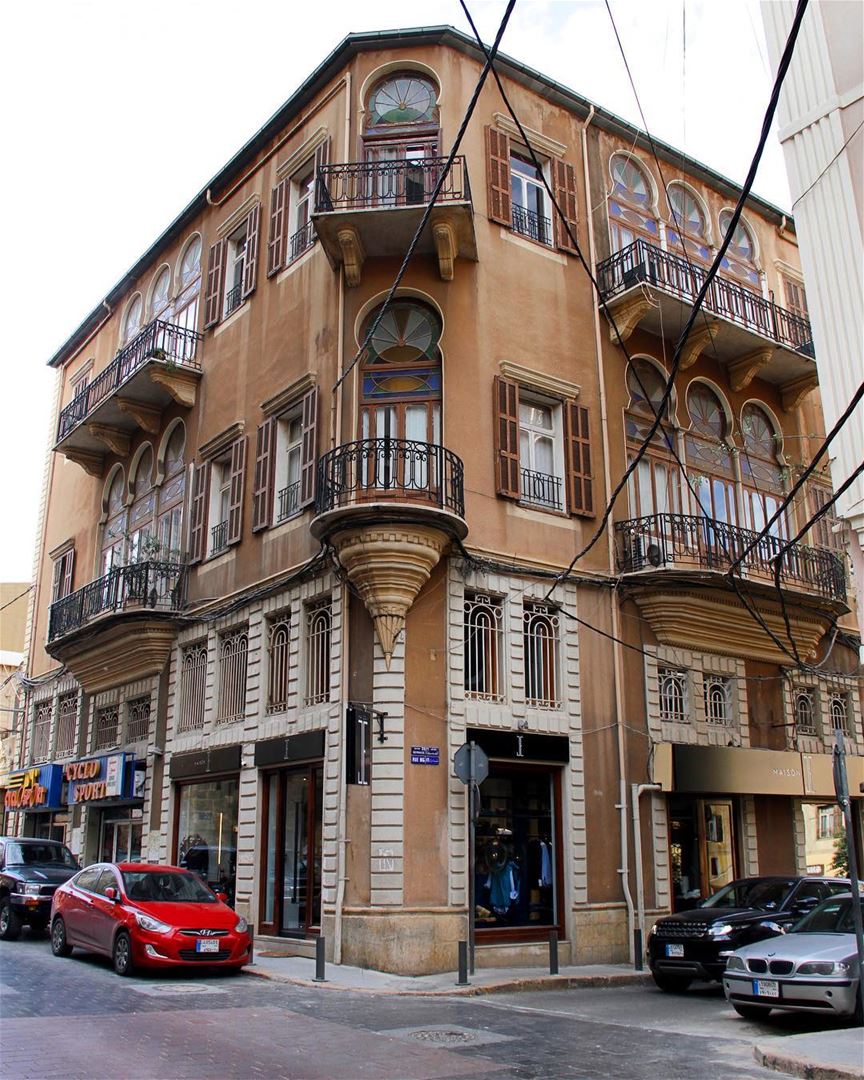 Há tantas fachadas preciosas em Beirute que nunca poderíamos deixar de... (Beirut, Lebanon)