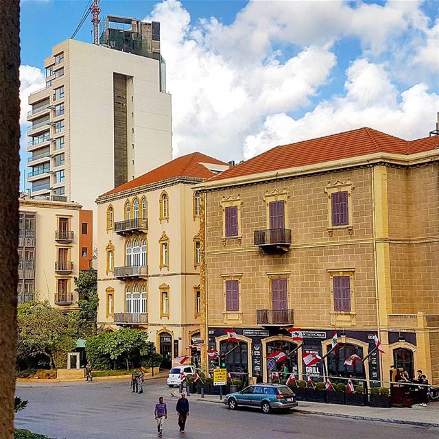 Happy monday  flag  lebaneseflag  holiday  godblesslebanon  oldbuilding... (Saifi village)