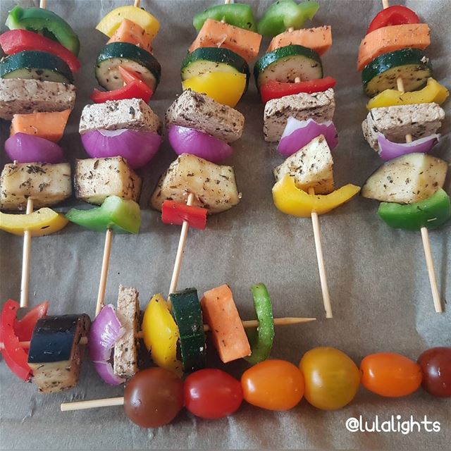 Happy Sunday Everyone!🎇It's time to grill some tofu & veggie skewers😋😋...