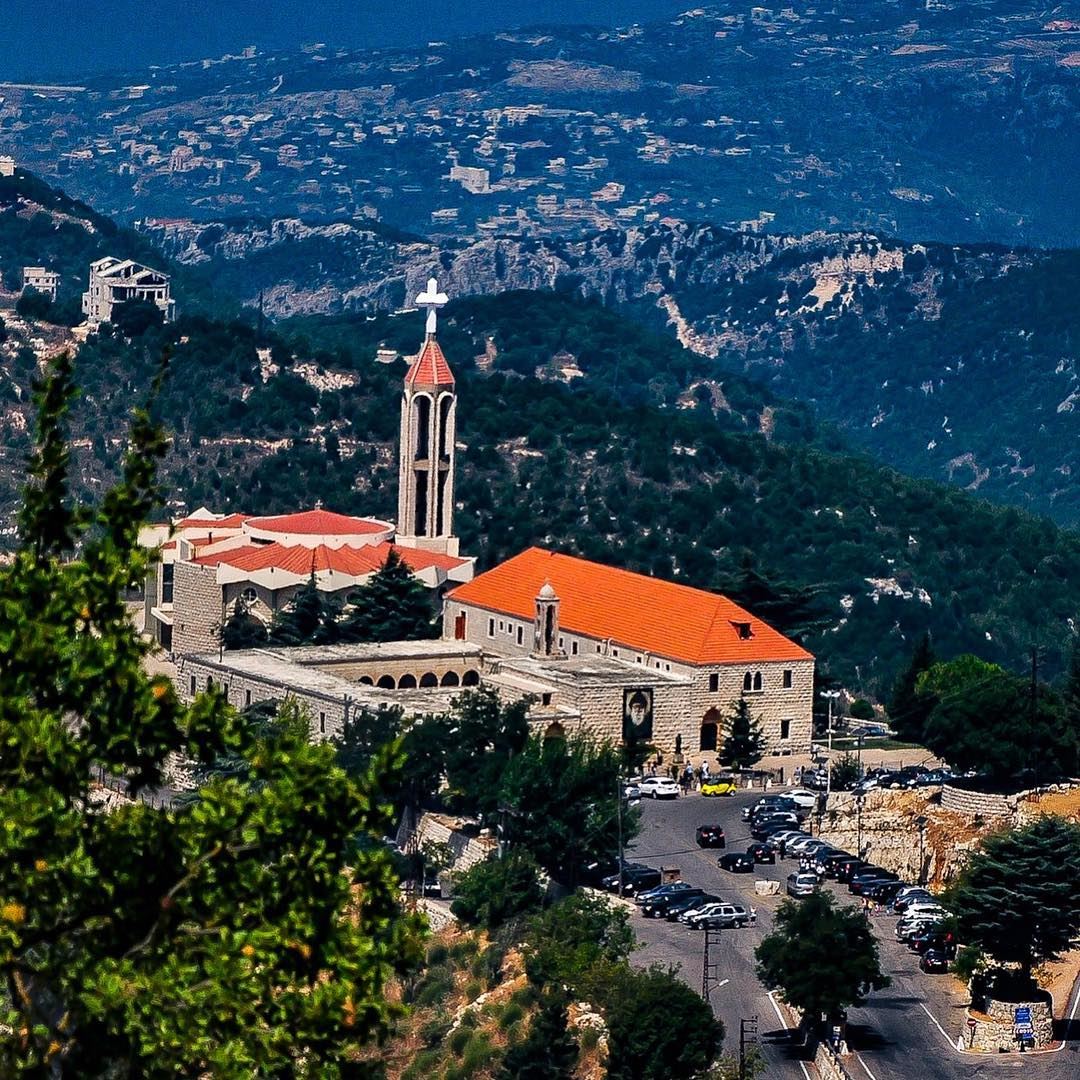 Happy Sunday.   goodmorning  happysunday  lebanon  stcharbel  christianity... (Annâya, Mont-Liban, Lebanon)