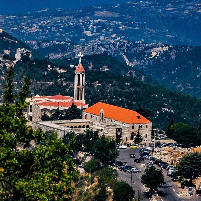 Happy Sunday.   goodmorning  happysunday  lebanon  stcharbel  christianity... (Annâya, Mont-Liban, Lebanon)