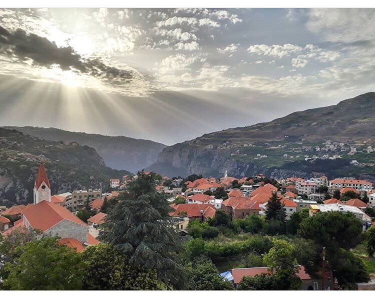 Hasroun, the kingdom of happiness and red roofs 😍 have a great weekend... (Hasroun)