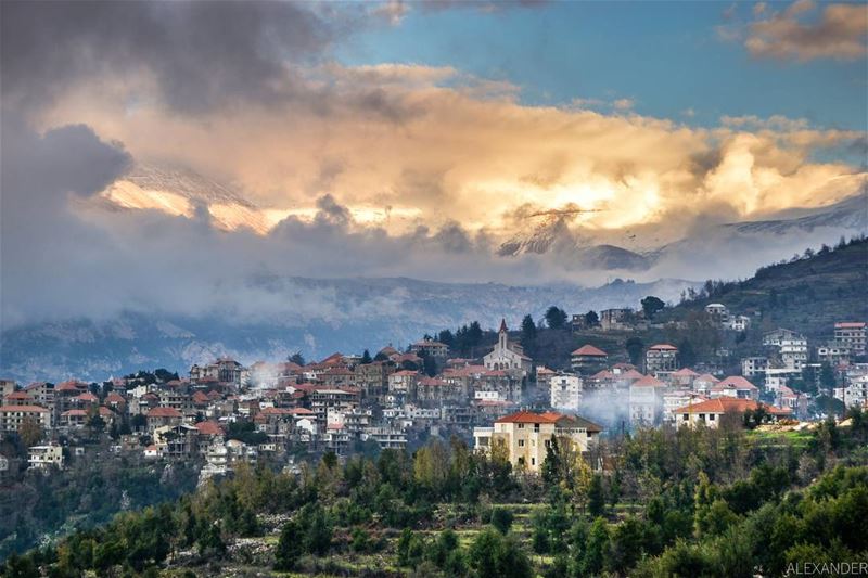 Hasroun village, and Mount Makmel at sunset. Beautiful clouds and snow.... (Hasroun El-Jdeedah, Liban-Nord, Lebanon)