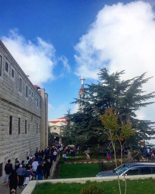 Have a  blessed  weekend 🙏💙🌲 saturday  morning  faith  lebanon ... (Mazar Saint Charbel-Annaya)