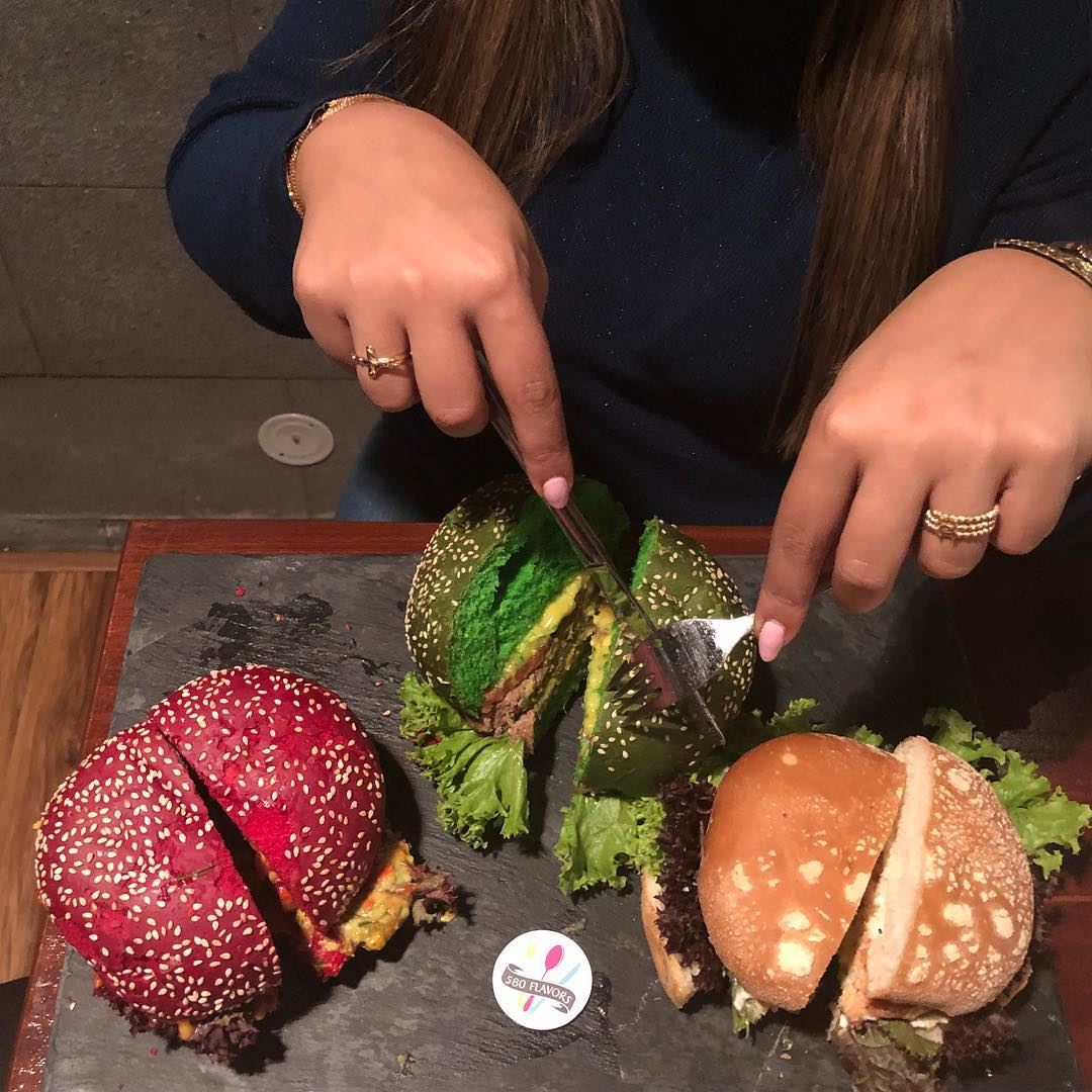 Have u heard about the colored burgers 🍔?! We got the chance to taste... (Cali - La Casa Latina)