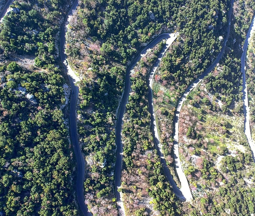 Heard you like zigzag roadsW for Wow 😍 road  roadtrip  zabbougha ... (Deïr Chamra, Mont-Liban, Lebanon)