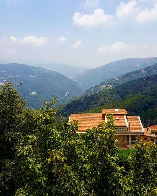Hello Broumana 🖐🏻🖐🏻 such a glorious breezy day 💚❤ ............. (Broummâna, Mont-Liban, Lebanon)