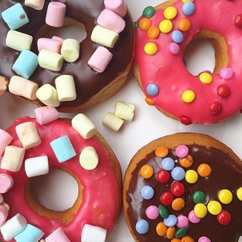 Here's to a colourful weekend filled with yummy food 💖🍩 Happy Saturday everyone!! ☀️ (Dunkin Donuts Zalka)