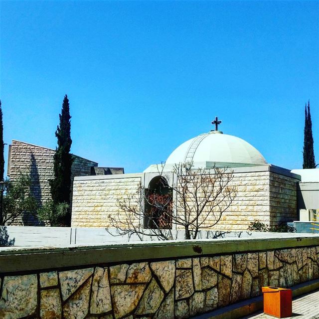 Hi 💙 church lebanon lebanese respect einsaade blue sky bluesky noclouds... (Ain Saadeh)