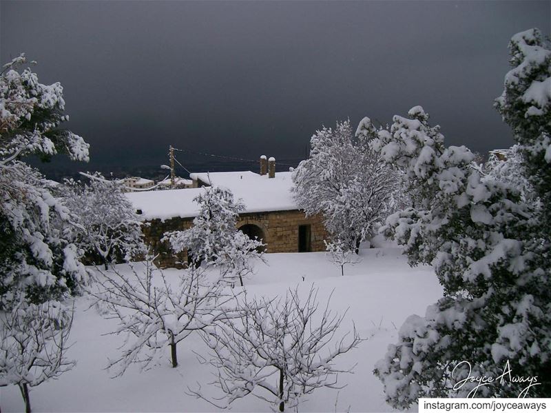 Hidden in white ❄️.. oldhouse chemlan  shimlan  lebanon  village... (Chemlane, Mont-Liban, Lebanon)