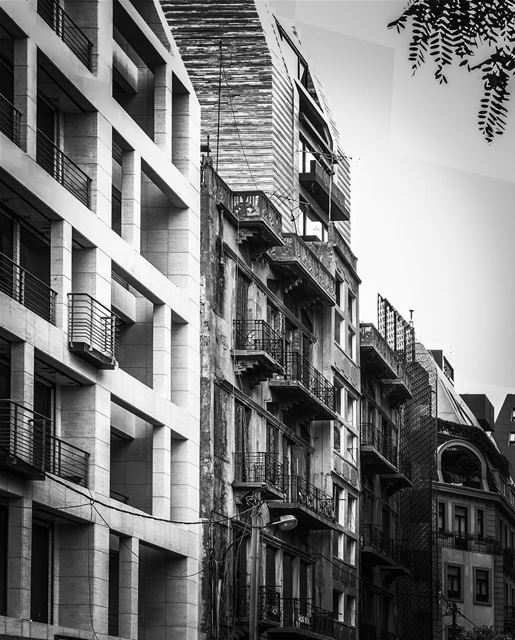 High contrast...... old  street  city  street  streetphotography ... (Jemmayze)
