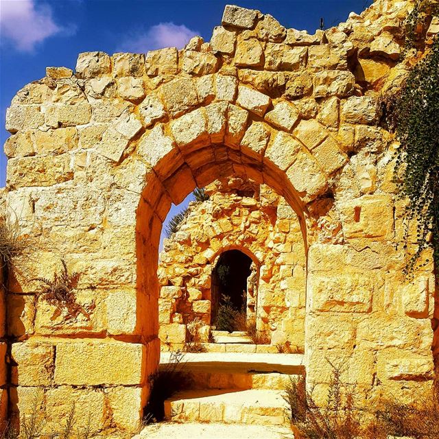  hikeday  hiking  hikerlife  castlerock  oldcastle  livelovelebanon❤️ ... (Beaufort Castle, Lebanon)