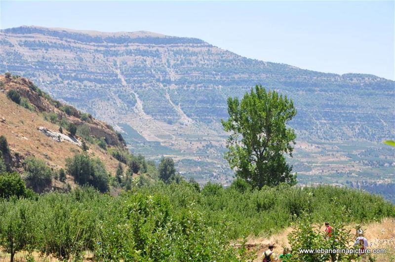 Hiking in Akoura with Promax