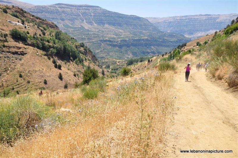 Hiking in Akoura with Promax