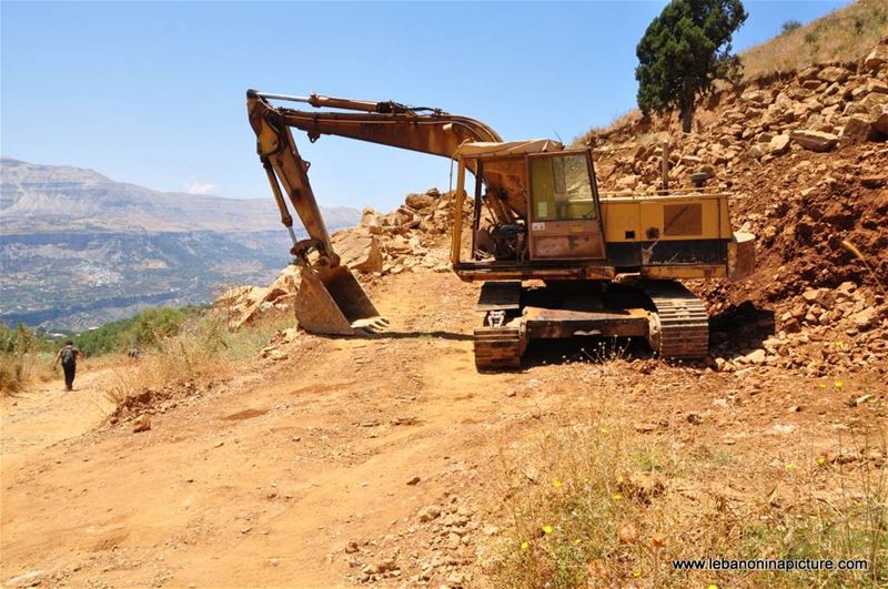 Hiking in Akoura with Promax