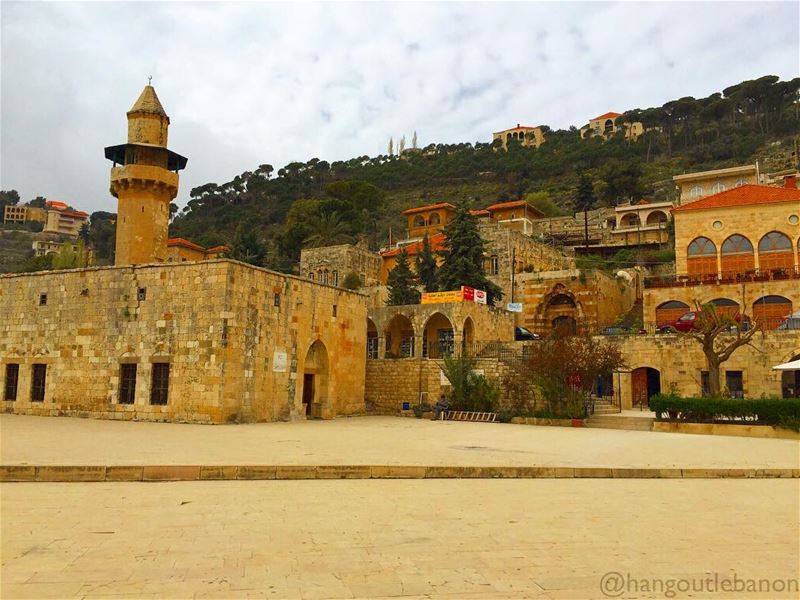 History has marked this town forever ! At the left, Fakhreddine Mosque... (Deïr El Qamar, Mont-Liban, Lebanon)