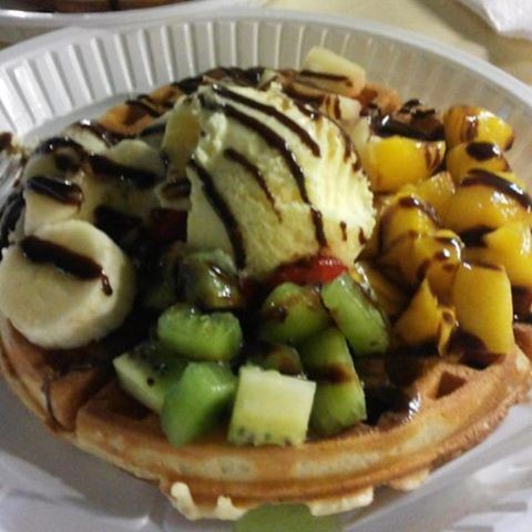 Homemade wafer made by @nikoledaaboul_ with fruit and ice cream 