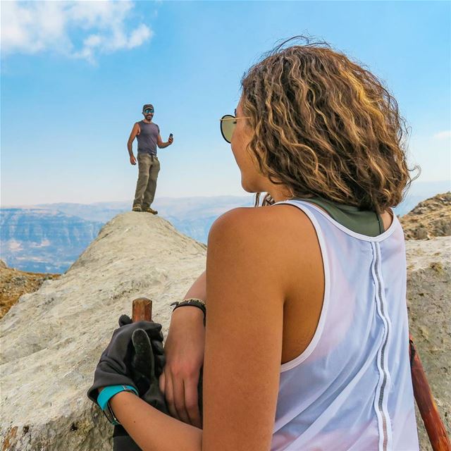 Honey, I shrunk the kids 🔍📷 By @micho_kh25 hike  rock  outdoors ...