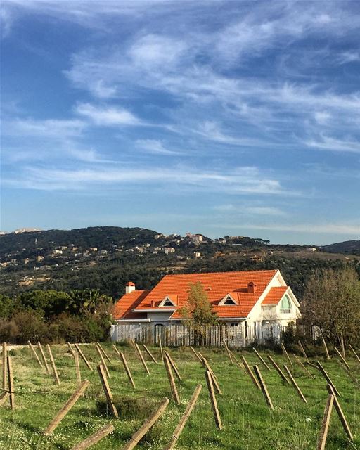 House on a hill 🌳🏡  a7labaladbil3alam  photo  love  photograph ... (Baabdâte, Mont-Liban, Lebanon)