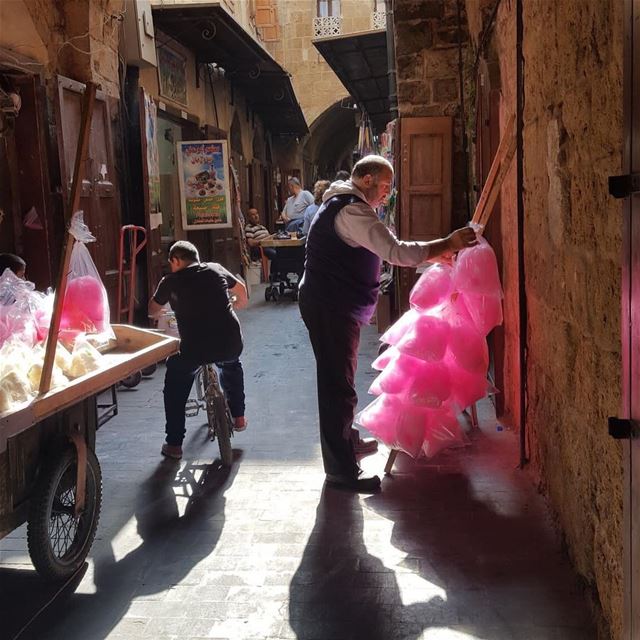 Hugo Shorter: The souk in Saida. Preparing the candy floss....