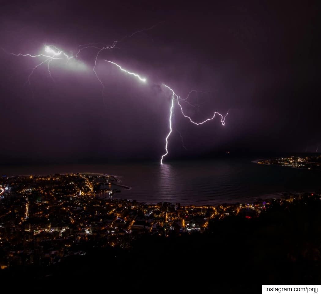 Hunting the light.... ⚡..... lightning  thunder  thunderlight  storm... (Harîssa, Mont-Liban, Lebanon)