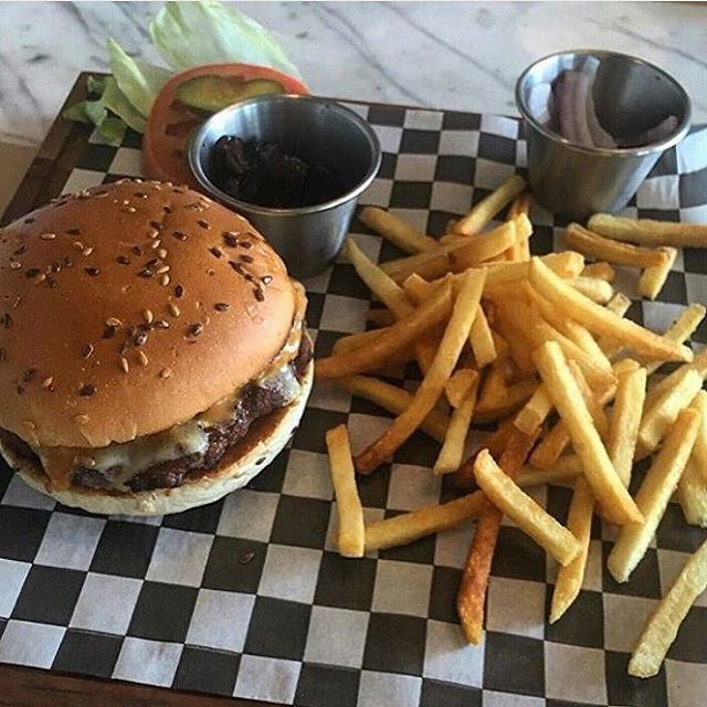 I believe that all anyone really wants in this life is to sit in peace and eat a Burger @cozmocafe and picture repost via @beirutfoodporn (Cozmo Café - Zaitunay Bay)