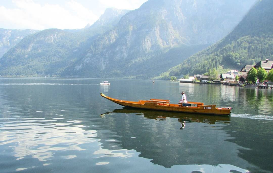 I can feel the water 🚣  Paradise 🏞☄  hallstatt  lake  perfect  town  ... (Hallstatt, Austria)
